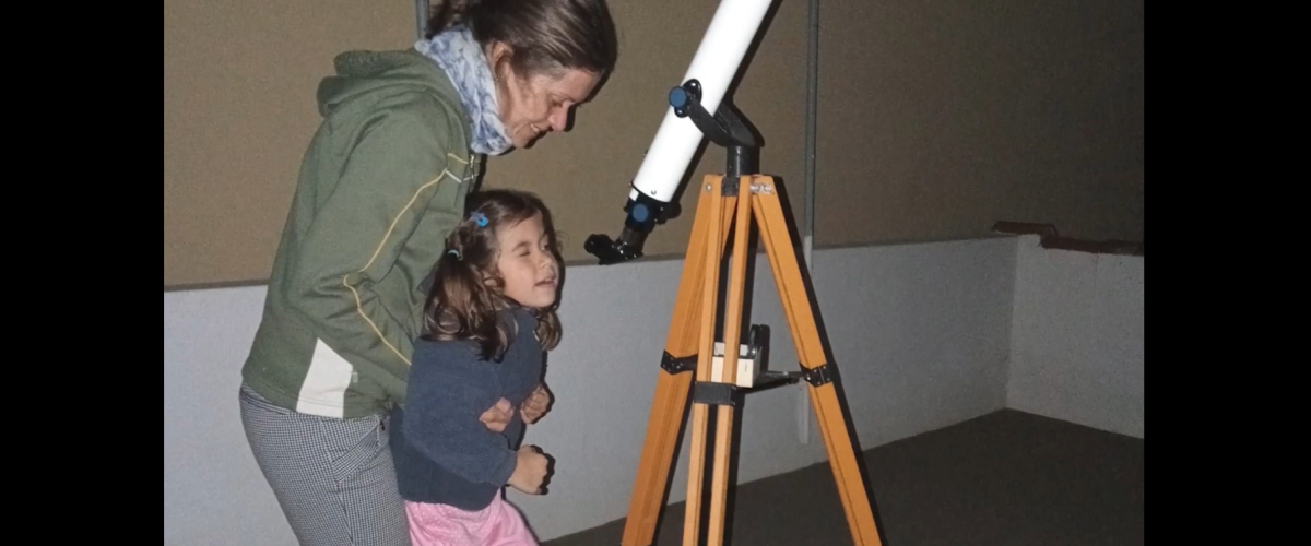 6957_Niñas que rompieron un techo de cristal mirando al cielo_Capítulo VII